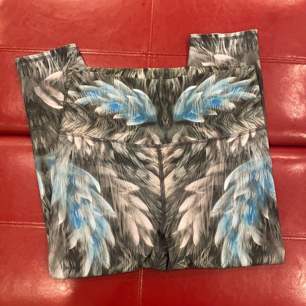 Evcr evolution and creation blue black white feather Capri legging large workout
